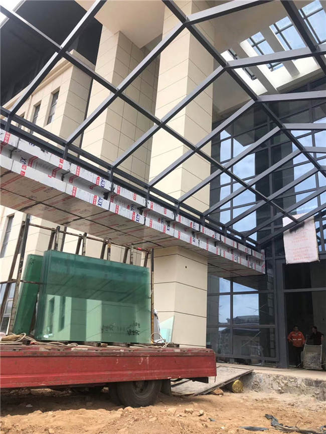 寶雞隴縣玻璃雨棚施工現場